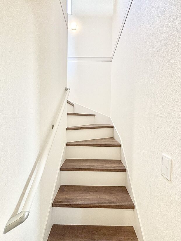 安全性を考慮し階段には手すりを設置しています