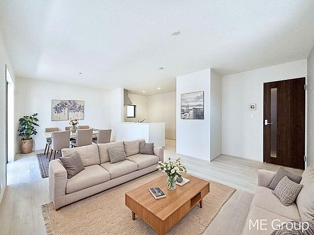 ご家族の賑やかな話し声で包まれる明るいリビング ※家具はCGです