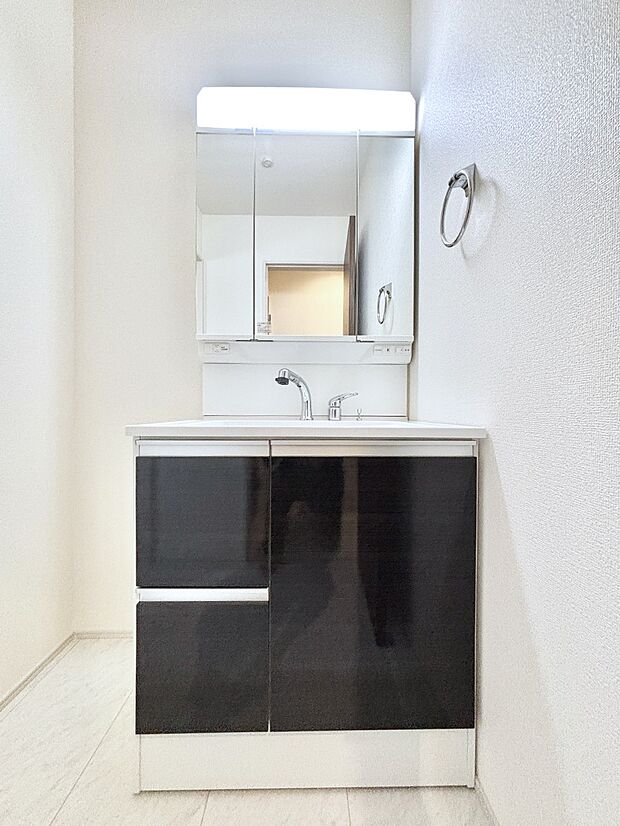 大きく見やすい三面鏡で清潔感ある洗面台は、身だしなみチェックや肌のお手入れにおすすめです。