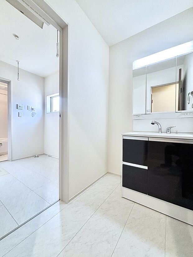 清潔感のある快適空間です。毎日の身支度も気持ち良くお使い頂けます。