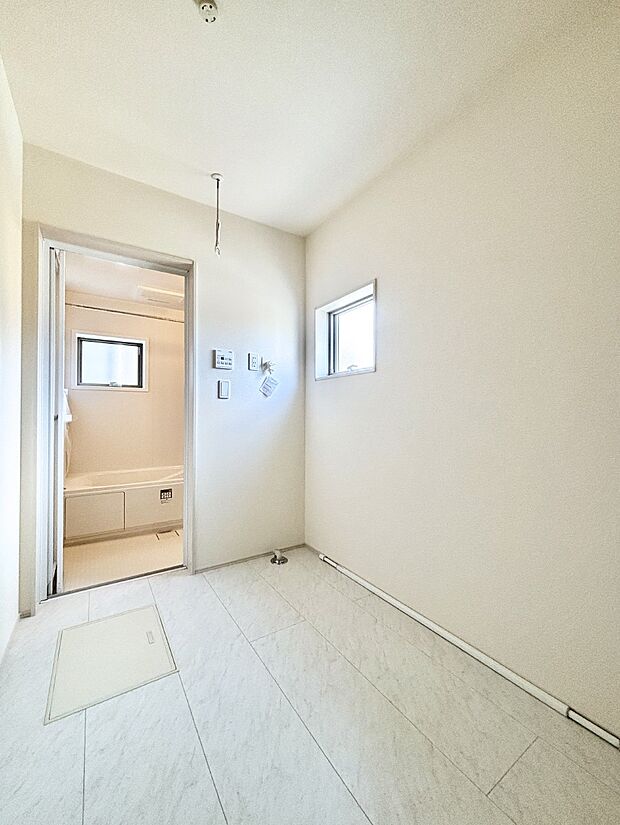 広々とゆとりのあるランドリースペース。