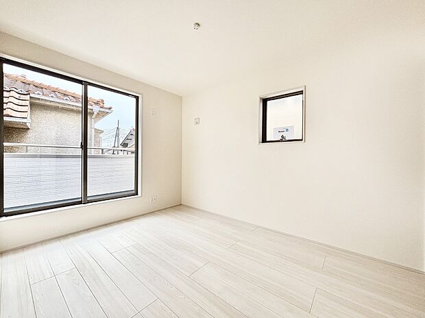 バルコニーが明るさと開放感を演出!朝スッキリと目覚められそうですね!