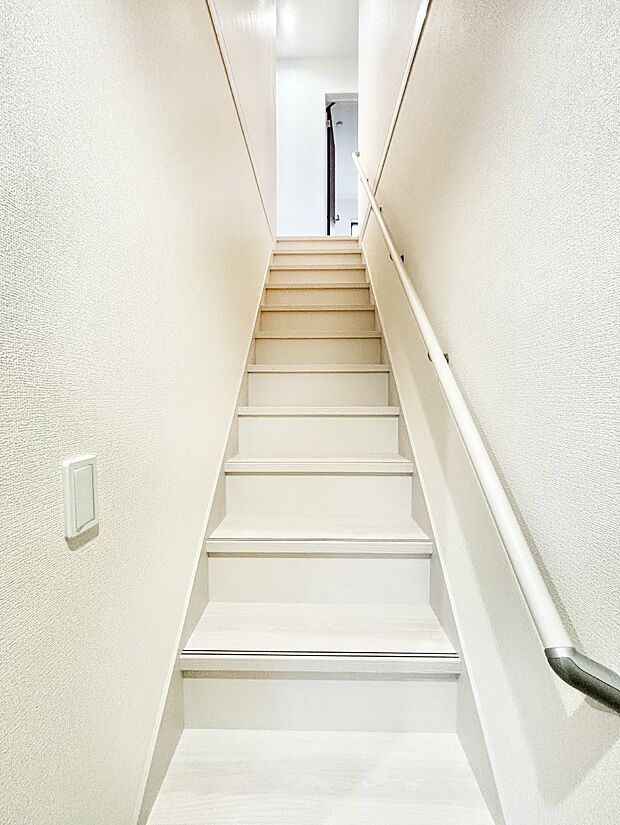 安全性を考慮し階段には手すりを設置しています