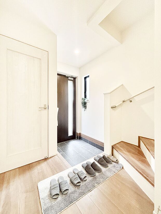 ご家族やお客様を気持ちよくお出迎え!明るい陽光が入り込む玄関。