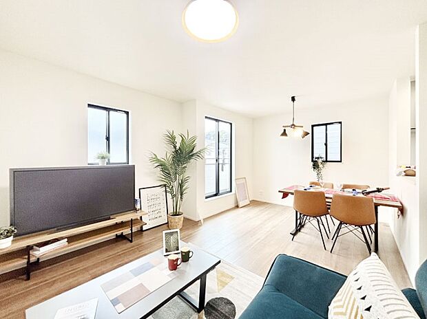 明るい陽光に包まれる心地のよいリビングで家族団らんが楽しめます!