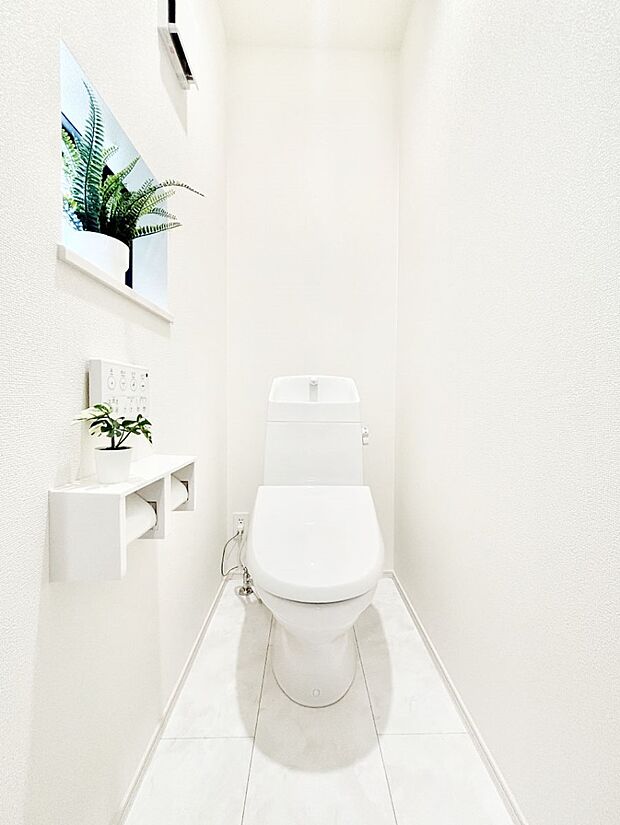 清潔感あるシャワートイレ。小窓から光が注ぎ込みます!