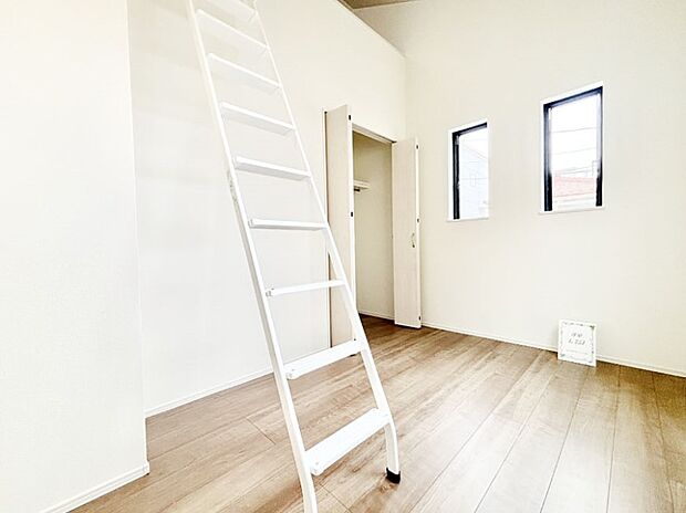 窓からのやさしい光が心地よいプライベートルーム