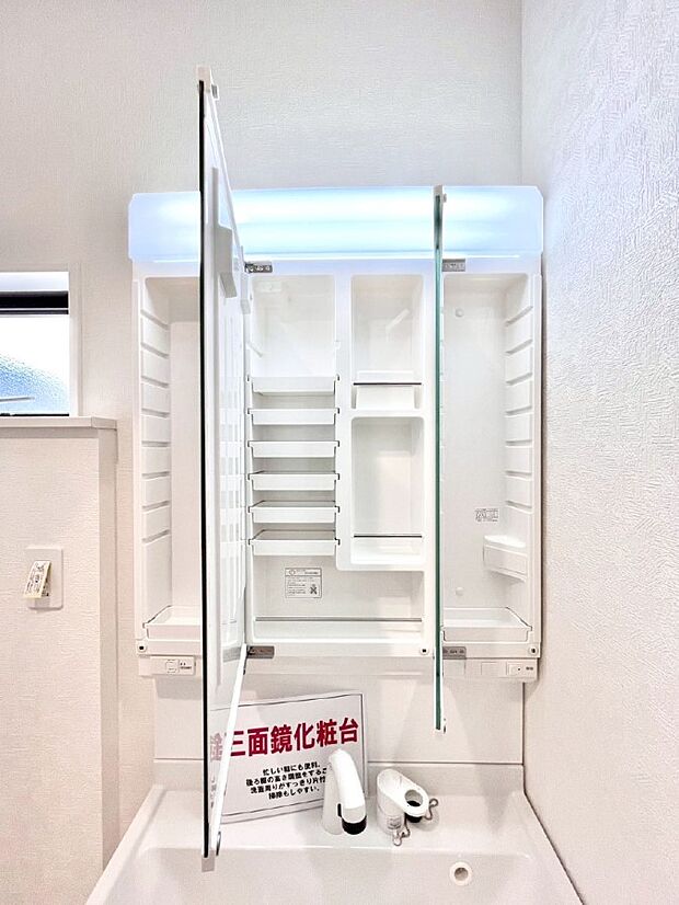 三面鏡の裏に、化粧品や衛生用品などを収納可能。洗面台をすっきりと保ちます!