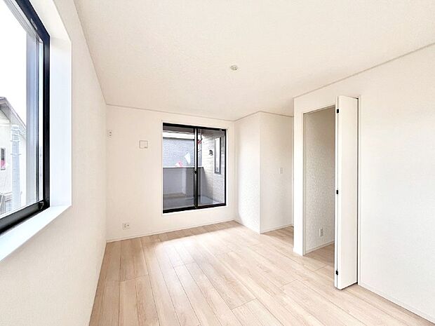 バルコニーが開放感をプラスしてくれる洋室