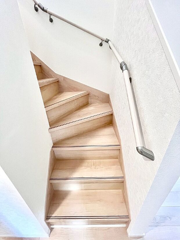 安全性を考慮し階段には手すりを設置しています