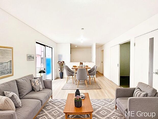 家族の和やかな会話が聞こえてきそう。開放感のあるリビングです ※家具はCGです