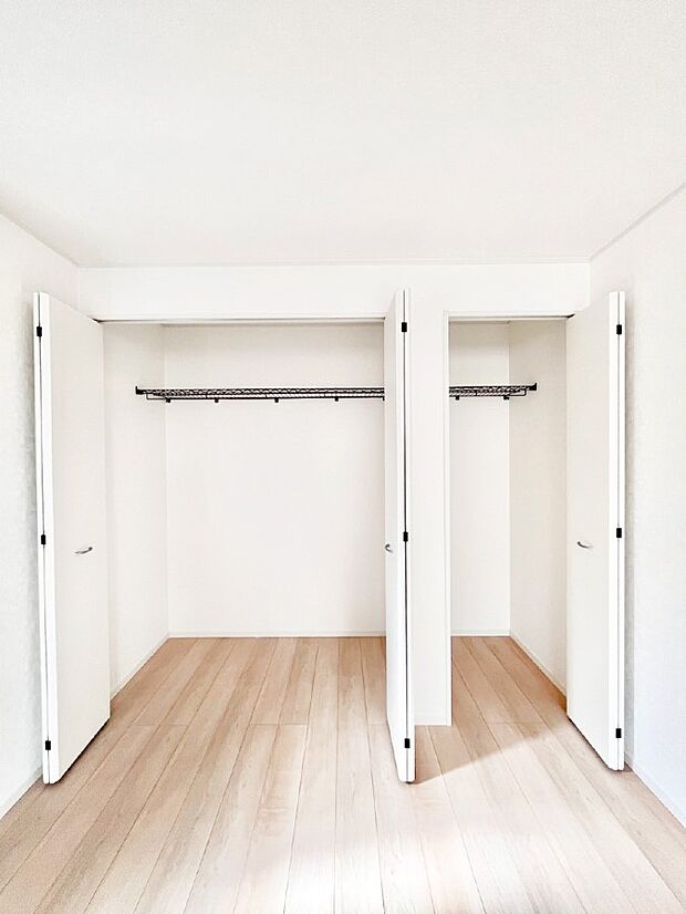 毎日着る衣類や荷物などの収納に便利なクローゼット付きです。