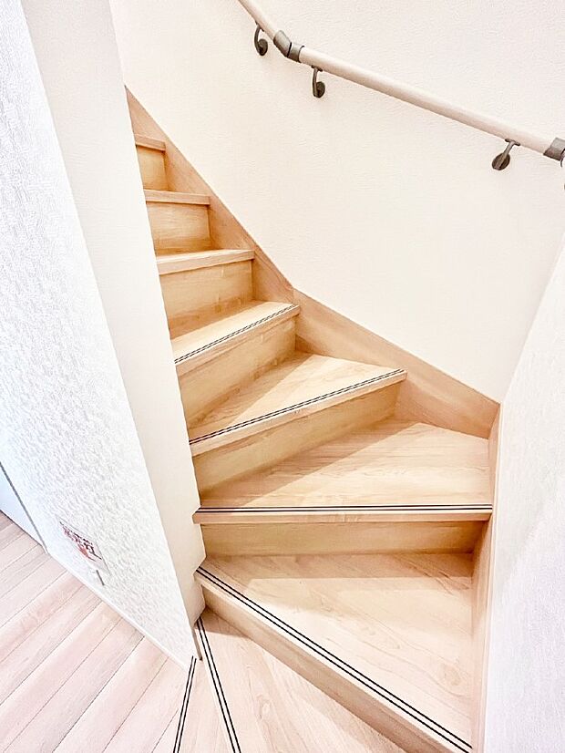 階段は手すり付きなので小さなお子さまやご高齢の方も安心です。