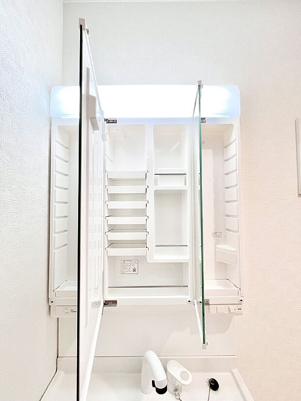 三面鏡の裏に、化粧品や衛生用品などを収納可能。洗面台をすっきりと保ちます!