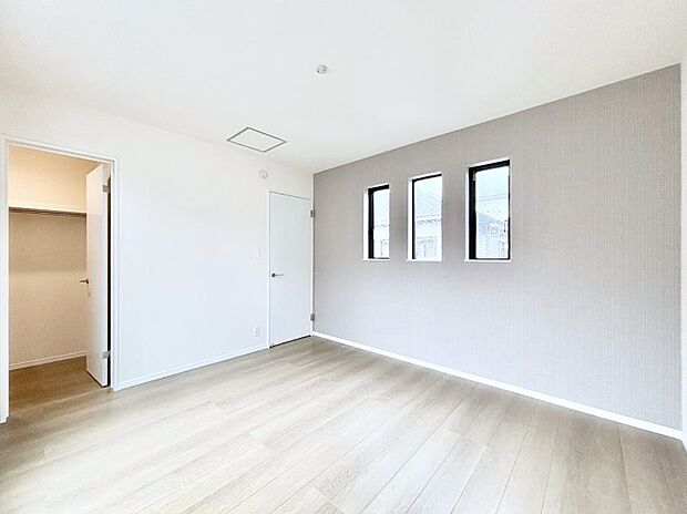 ウォークインクローゼットがあるお部屋。季節ごとの入れ替えも不要で便利です!