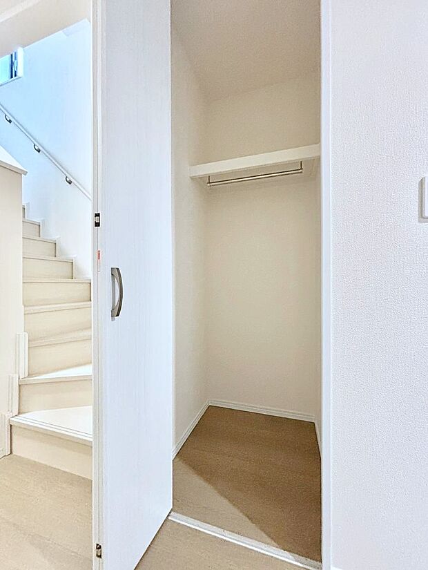 玄関ホール収納です。掃除道具やお出かけ用グッズの収納に便利です。