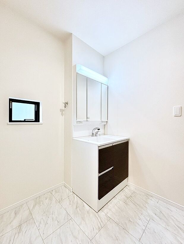 清潔感のある快適空間です。毎日の身支度も気持ち良くお使い頂けます。 