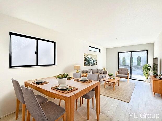 ご家族の賑やかな話し声で包まれる明るいリビング  ※家具はCGです