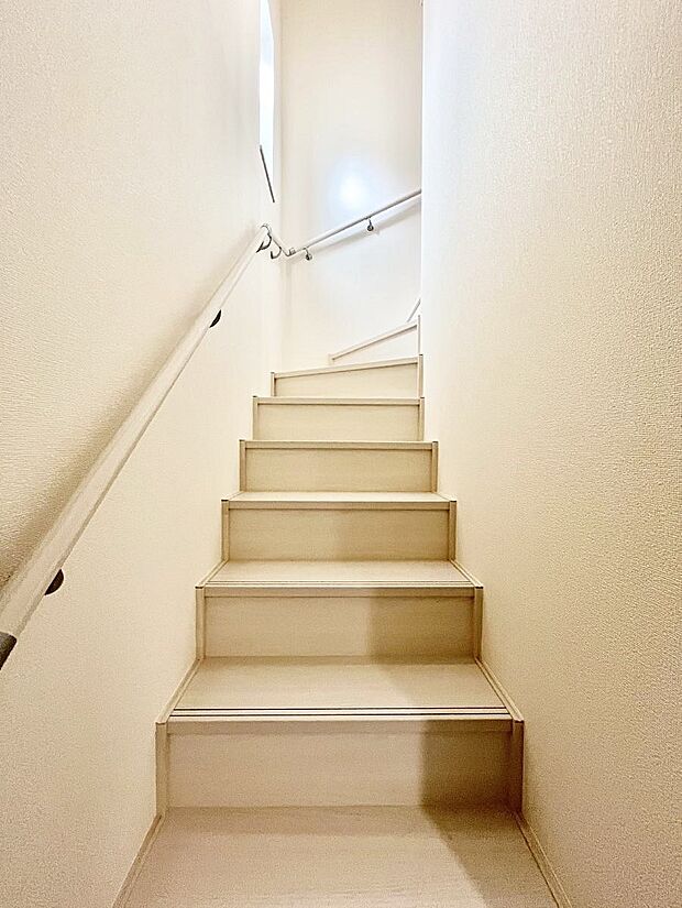 小さなお子様やご年配の方に嬉しい配慮！階段には手摺付きです。