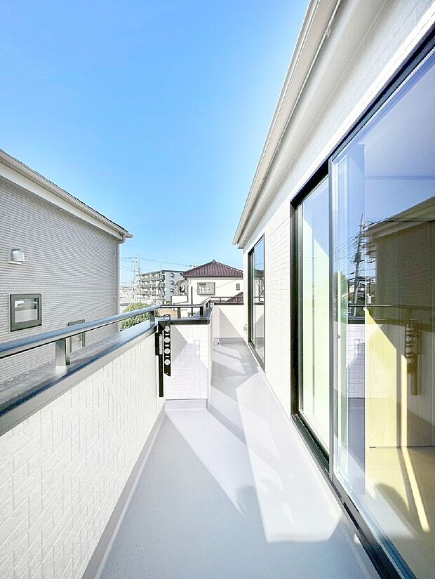 ゆったりバルコニーだから沢山お洗濯ものを干せます。