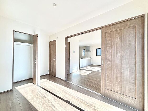 リビング横の洋室は引き戸を開ければリビングと一体に。閉じれば独立した洋室に。