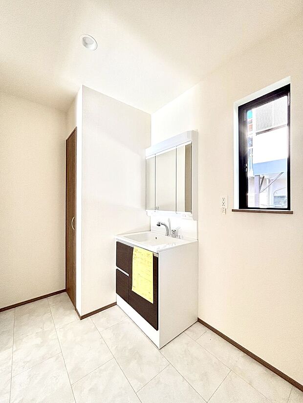 明るい洗面所は毎朝の身支度も楽しくできちゃいそうです。