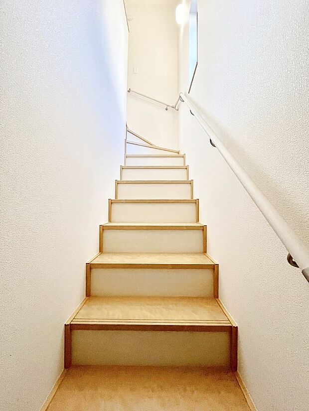 階段は手すり付きなので小さなお子さまやご高齢の方も安心です。
