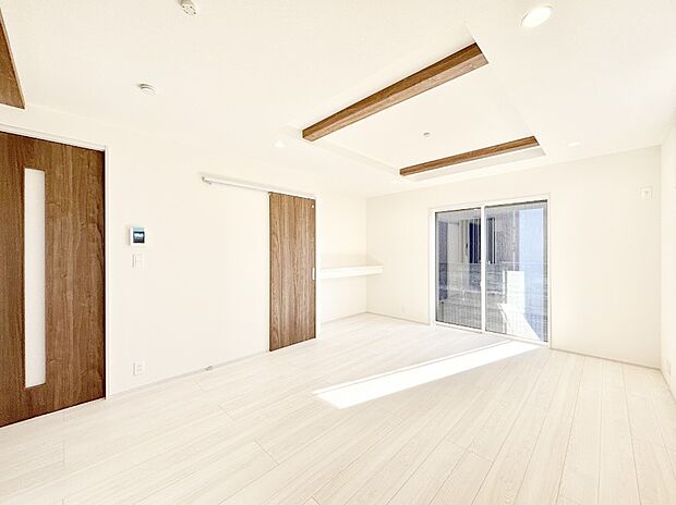 ご家族の賑やかな話し声で包まれる明るいリビング  