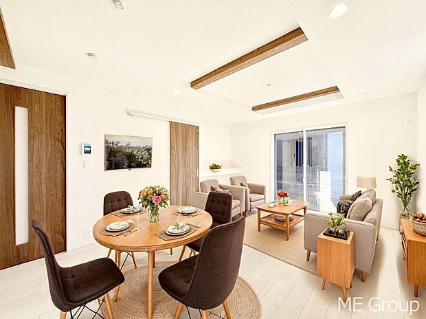 ご家族の賑やかな話し声で包まれる明るいリビング  ※家具はCGです