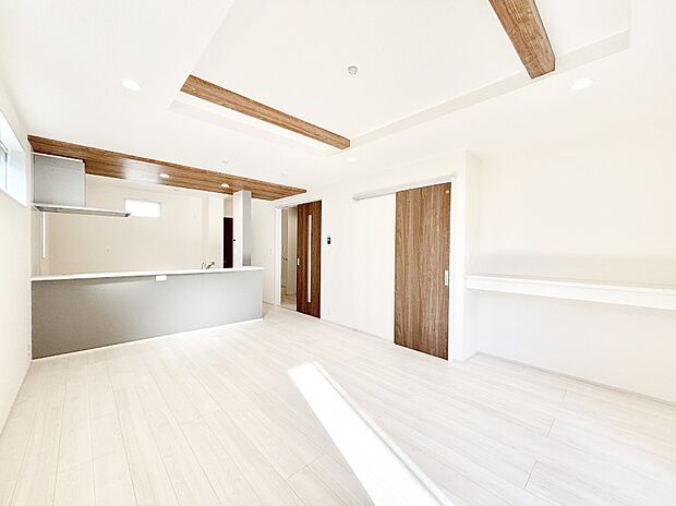 明るい陽光が注ぎ、寛ぎの雰囲気に満たされるリビング・ダイニング。 