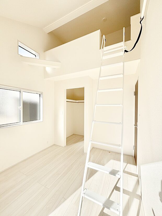 ロフトのあるお部屋は、天井が高く設けられているので開放感があります。 
