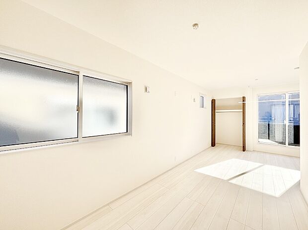 明るいバルコニーサイドに洋室を設置。目覚めの良い寝室に。