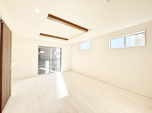 折り上げ天井はは立体的な奥行きがあるので、天井が広く見えて開放的な空間を演出できます。  