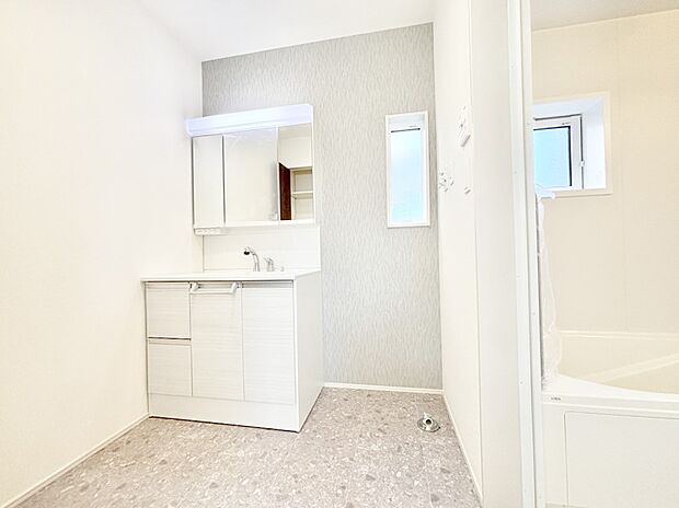 小窓がついているので湿気の多い場所でも換気が十分行えます。毎日の身支度を気持ち良く！