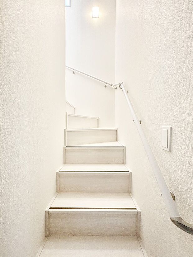 階段は手すり付きなので小さなお子さまやご高齢の方も安心です