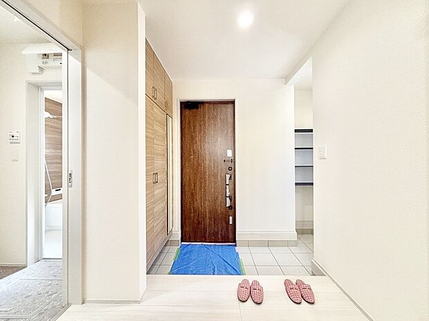 ご家族やお客様を気持ちよくお出迎え！広々空間が心地よいSIC付き玄関。