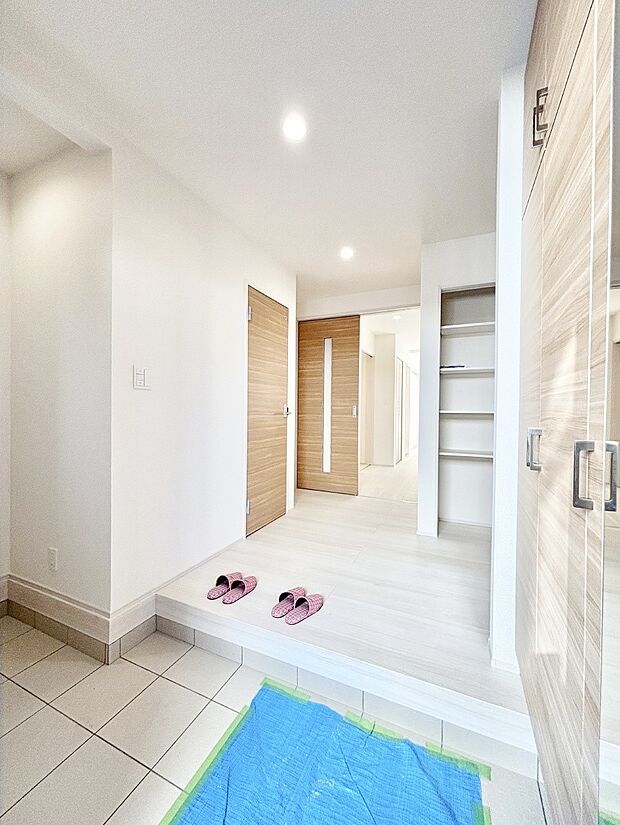 天井まである玄関収納で、家族全員の靴もすっきり収納！