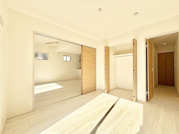 リビング横の洋室は引き戸を開ければリビングと一体に。閉じれば独立した洋室に。