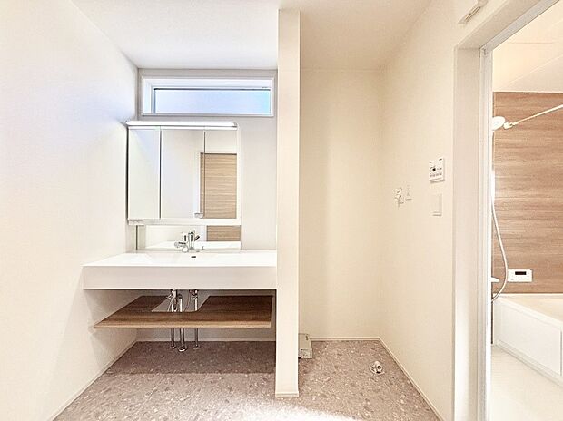 柔らかな朝の光を感じられる窓がついた洗面室