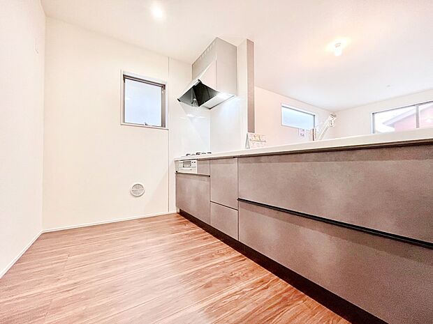 爽やかな風が通り抜けるキッチン。窓があるので明るく換気にも役立ちます。