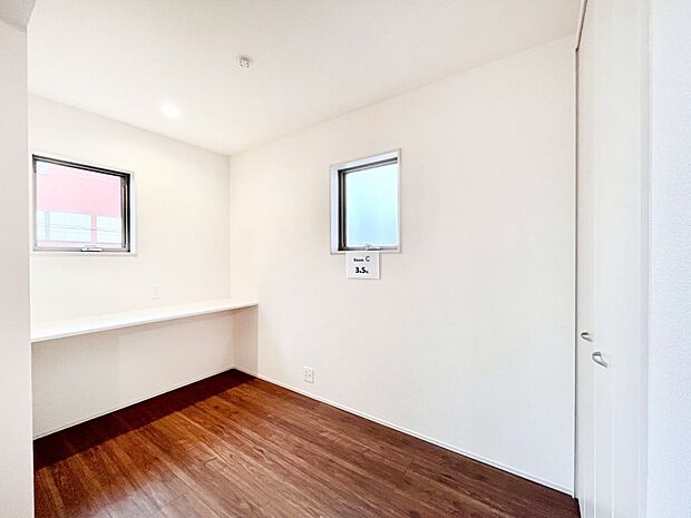子ども部屋にぴったりの明るい空間。便利なカウンター付き。