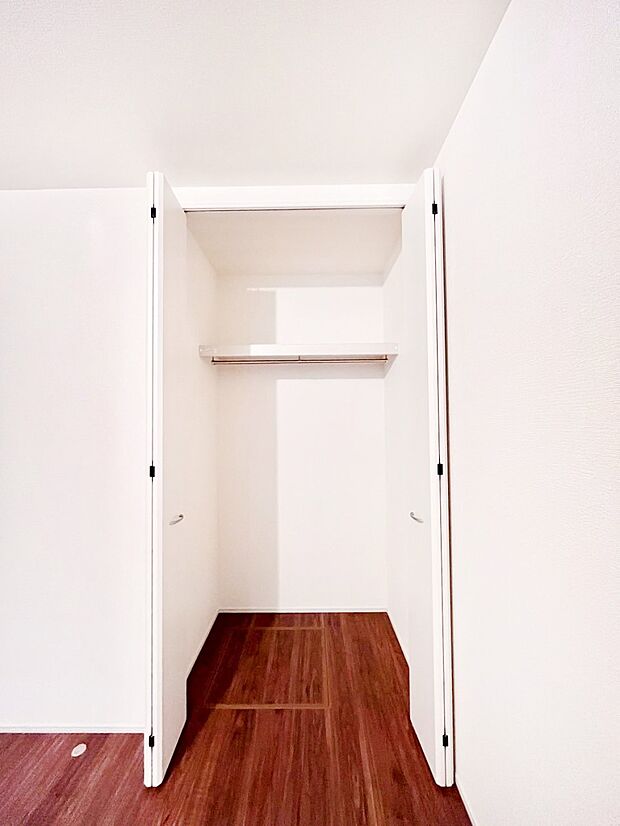 洋室のクローゼット。奥行きがあるので厚手の衣類もすっきり収まります。