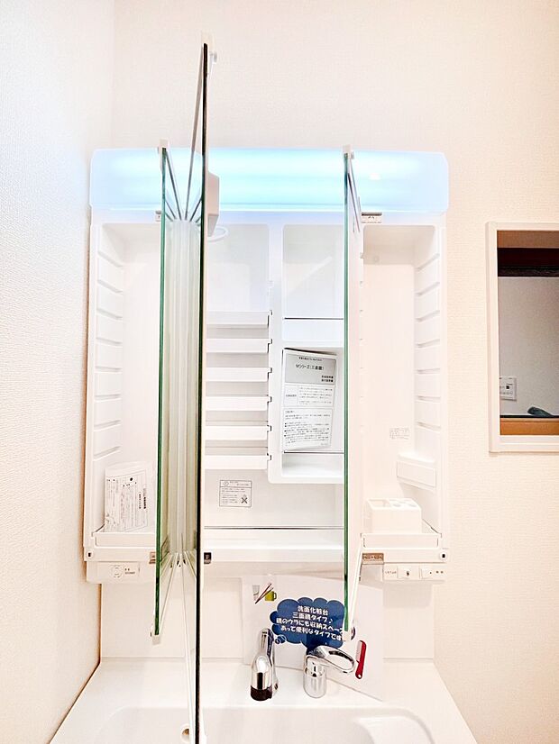 三面鏡の裏に、化粧品や衛生用品などを収納可能。洗面台をすっきりと保ちます！