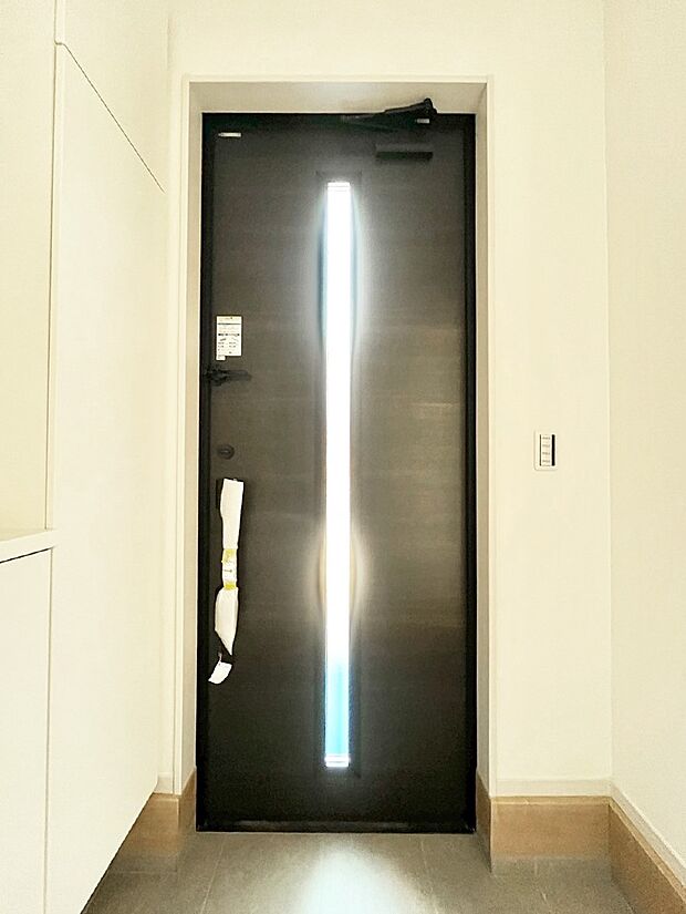 ガラススリットの入った玄関ドアが室内に光を届けてくれます