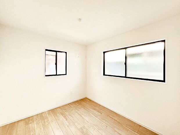 2面採光で気持ちよく自然光が取り入れられるのでお子様のお部屋にもピッタリ