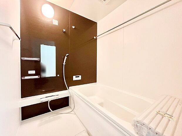 一日の疲れを癒してくれる明るい清潔感のあるバスルーム