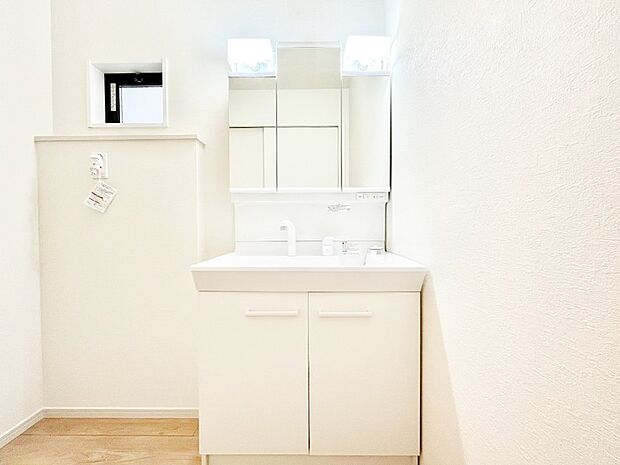 スタイリングに便利な三面鏡、ミラーキャビネットで細かい物スッキリ