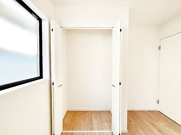 洋室のクローゼット。奥行きがあるので厚手の衣類もすっきり収まります