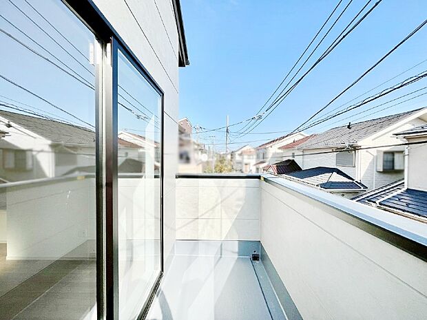 暖かな陽光が降り注ぐバルコニーはお洗濯におすすめ。爽やかな風も心地よいです。