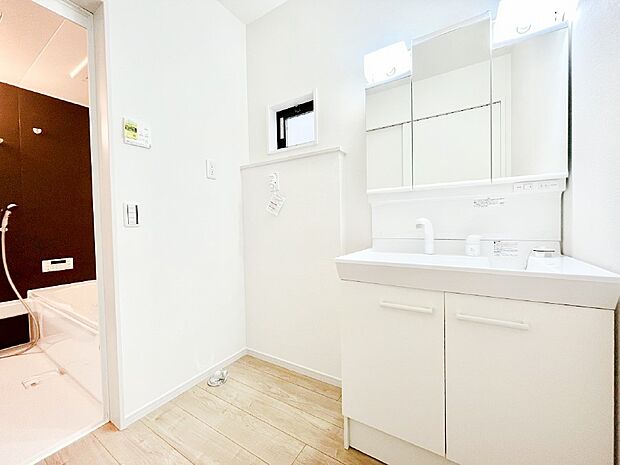 清潔感ある洗面化粧室で朝の身支度も快適